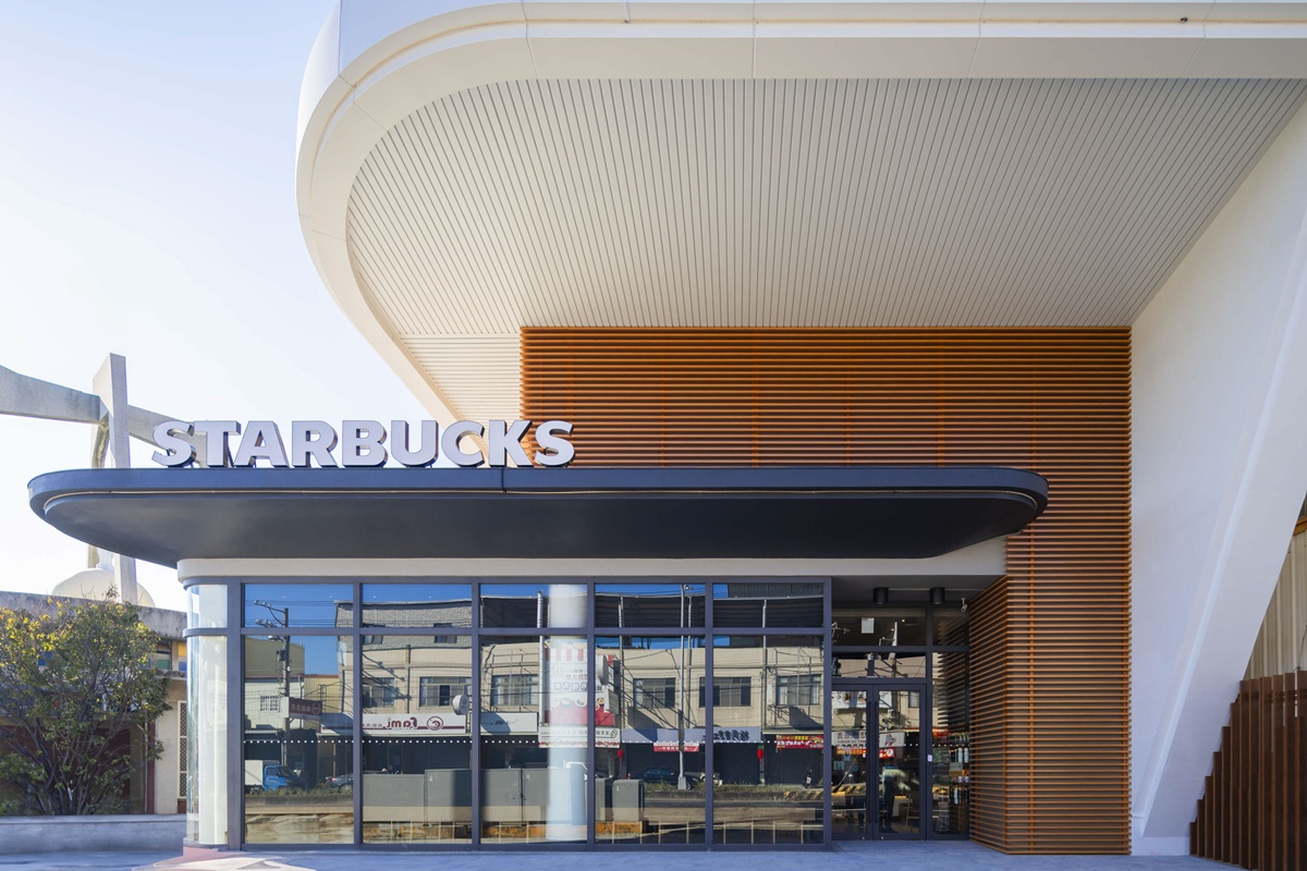 后里新地標　馬鞍曲線建築　星巴克打造最溫暖優雅的咖啡藝廊