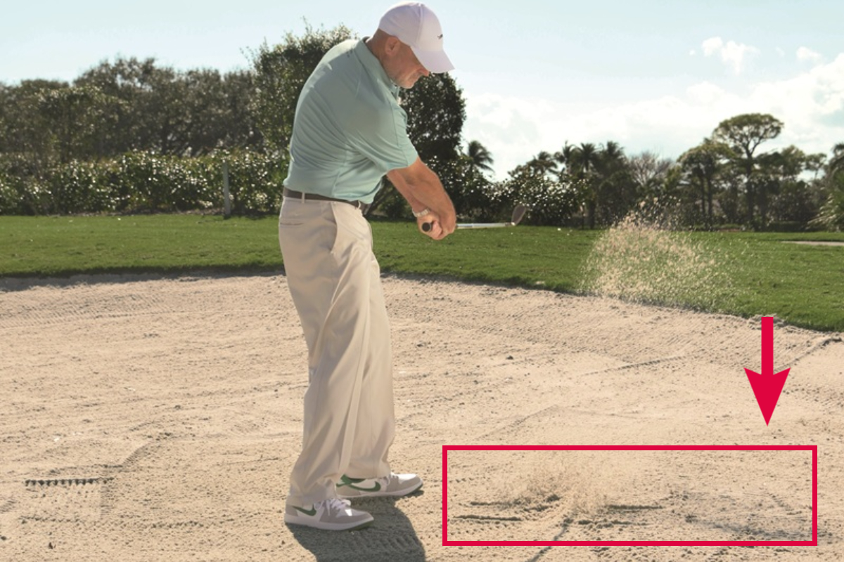 任何的沙坑擊球，目標都是要一次就把球打上果嶺。許多業餘球員之所以做不到，原因在於他們太過專注在球本身。真正的重點應該是：專注在沙子。試試這個練習。