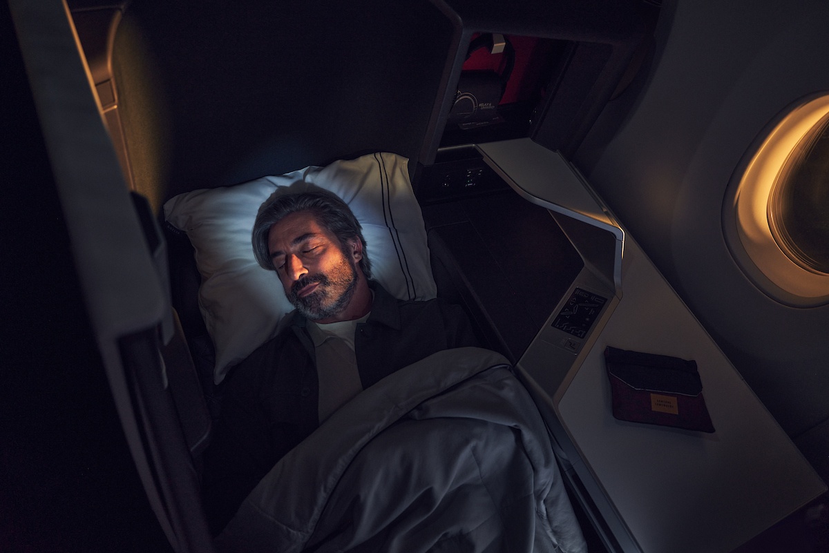 在即將邁入下一個百年的歷史性時刻，達美航空（Delta Air Lines）以耀眼的雙重榮耀奠定業界標竿 。不僅連續第十五年穩坐《Business Travel News》（BTN）商務旅客調查的榜首，更連續第二度獲得《富比士旅遊指南》（Forbes Travel Guide）2025 Verified Travel Awards「全美最佳航空公司」的最高讚譽 。