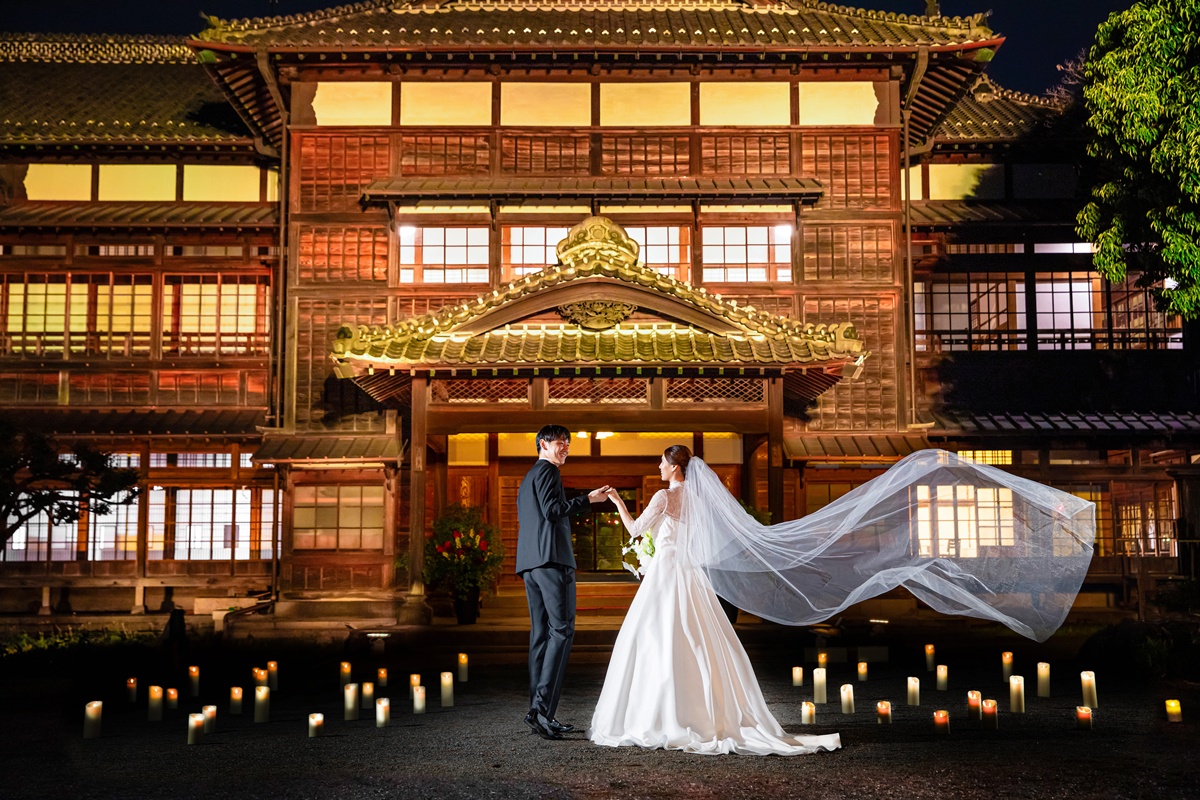 一場極致日式浪漫正於群馬縣前橋市華麗展開。國指定重要文化財《臨江閣》,這座百年迎賓館,將其重厚歷史與四季庭園化為最美背景。結合專業攝影、莊嚴儀式,以及頂級群馬すき焼き晚宴,為新人們創造一個「歷史、美食、美景」三位一體的永恆紀念日。