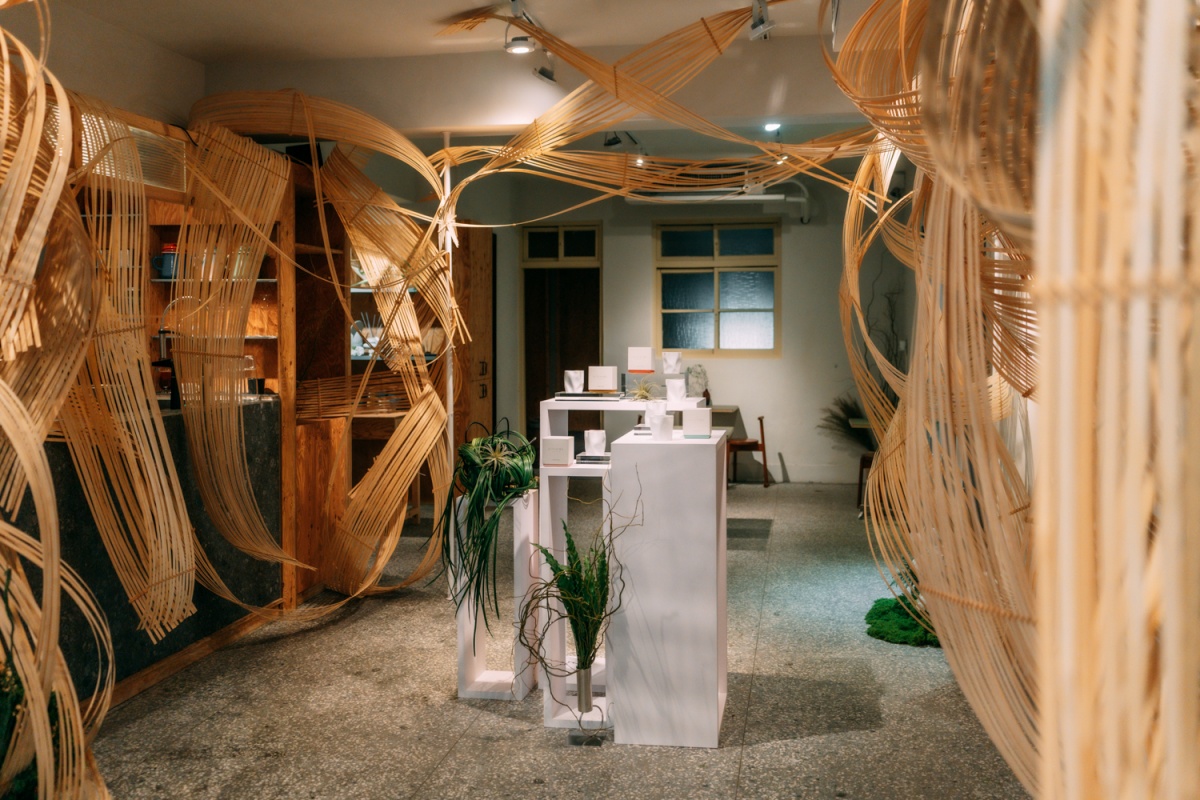 nest 巢.家居延伸KITCHIBE的創作精神,於台北赤峰老宅門市HAVEN by nest舉辦《氣味的風景》空間香氛概念展暨上市發表會,本次活動不僅是KITCHIBE首次在台亮相,空間設計更結合富有台灣精神的大型花藝裝置,傳遞KITCHIBE「以景入香」的核心,讓每一縷香氣,都是一幅風景,為微涼的冬日注入一場文化與美學並進的香氛體驗。