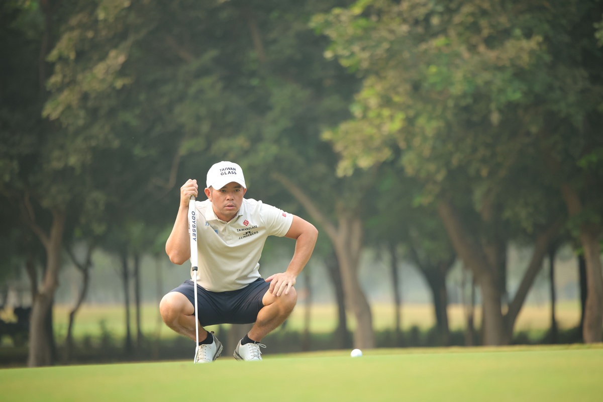 首屆「巴拉特菁英賽」於印度肯斯維爾高爾夫度假村（Kensville Golf Resort）磅礴開打！儘管是亞洲巡迴賽倒數第二站，但眾家好手為保住明年參賽資格，戰況異常激烈。首日便由韓國選手張熙敏（Heemin Chang）在未進行試打的情況下，以驚人的低於標準桿8桿的64桿成績拔得頭籌。然而，台灣高球一哥詹世昌同樣展現強勁實力，與印度選手桑德胡（Ajeetesh Sandhu）並列第四，以低於標準桿5桿的67桿緊追在後，為台灣球迷帶來一劑強心針。