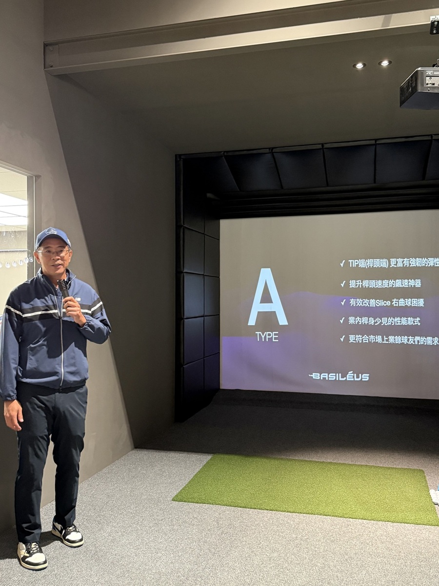 Basileus台灣總代理杰生高爾夫專業技師林晉加說明The Fiamma的特性。