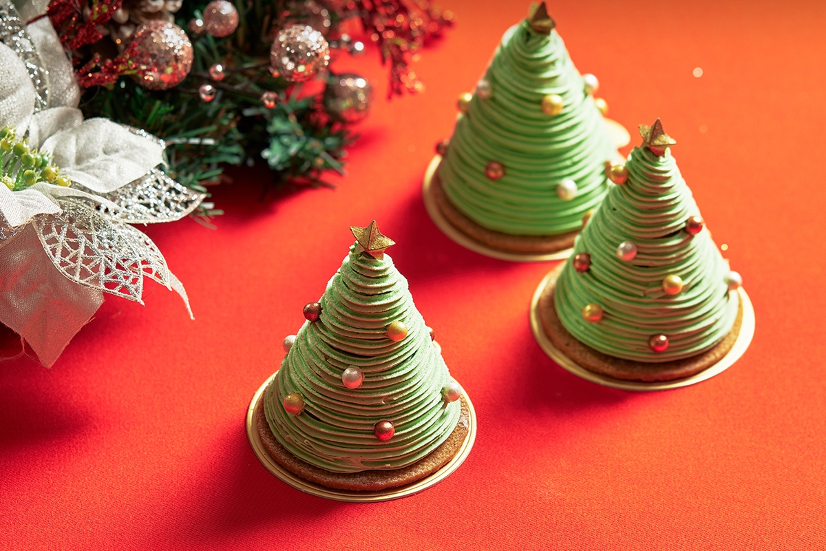 圖說6 JR東日本大飯店台北點心房以草莓慕斯、開心果奶油霜與覆盆莓凍堆疊成「聖誕樹」。