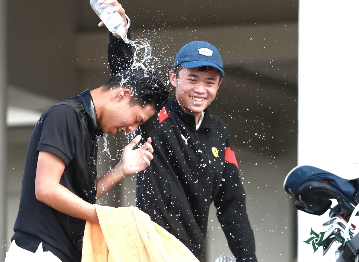 男子組冠軍獎盃給田佾弘(鍾豐榮攝影)S__35143775_0