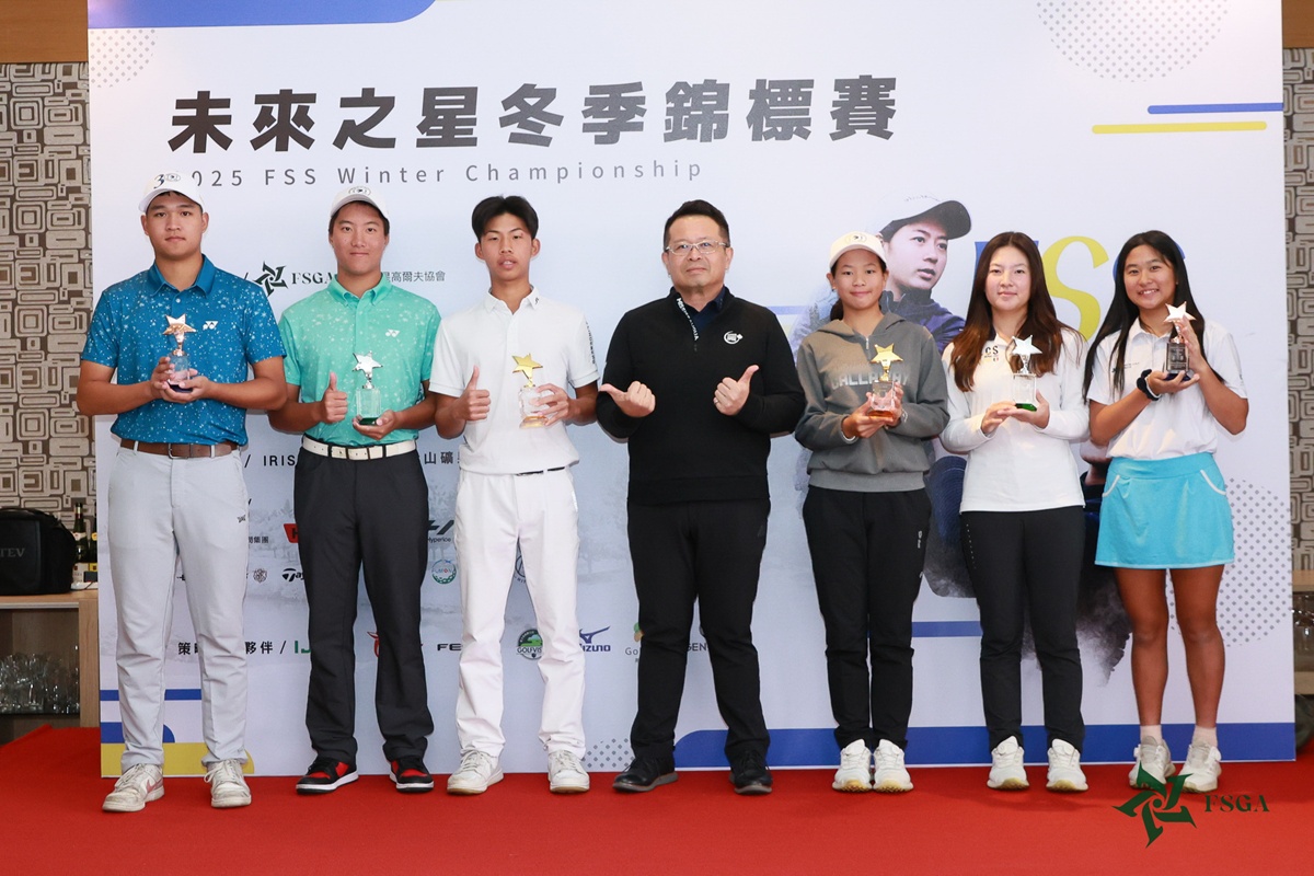 苗栗縣未來之星高爾夫協會理事長吳憲紘(中)和未來之星冬季賽男子組前三名和女子組前三名合影(鍾豐榮攝影)500_5823