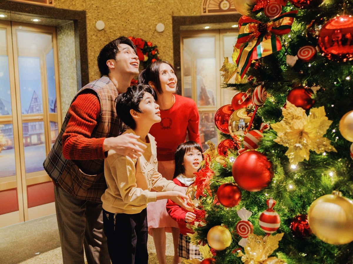 三層樓高耶誕樹、旺卡高帽、薑餅屋 星級飯店聖誕夢幻聯名布置 打造歲末打卡地標