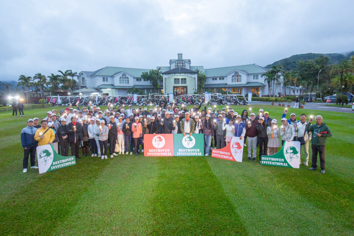 2026年首場 WAGR(世界業餘高爾夫排名)積分賽:未來之星系列賽─貝多芬業餘高爾夫邀請賽,於2026第一天在新竹山溪地球場舉行第三輪決賽。選手們在低溫、強風與綿綿細雨中奮戰,男子領先組三人競爭激烈,黃凱駿最終繳出76桿,以三輪222桿(+6)、一桿險勝同樣打出76桿的謝睿哲,逆轉奪冠。原本領先的尤泓諭後九洞失準交出80桿,以225桿(+9)落居第三。
女子組同樣上演後來居上的戲碼。賽前暫居第二的劉依依穩穩繳出73桿(+1),以三輪228桿(+12)封后。林曦懷74桿,一桿之差居次。原本領先的鄭以心只打出81桿(+9),累計235桿(+19)落居第三。