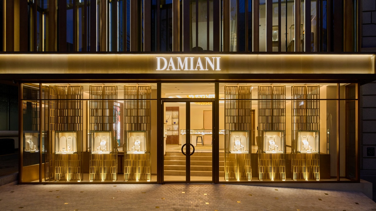 DAMIANI於韓國市場不斷發光發熱,品牌也持續加碼投資當地,於首都首爾正式揭幕全新品牌專屬空間CASA DAMIANI旗艦店,進一步強化品牌於韓國市場的佈局。這座嶄新空間不僅是一間精品店,更完整體現DAMIANI一貫堅持的品牌哲學、家族精神與美學視野。