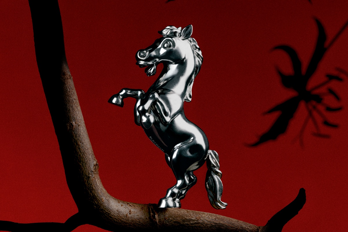 今年(2026年)2月17日開始,農曆新年將迎來活力奔騰的「馬年」,並延續到 2027 年 2 月 5 日,更精確地說,這一年是「丙午火馬年」—亦稱為「紅馬」年。這隻尊貴的靈獸象徵著原始的能量、自由以及不屈不撓的生命力。火馬屬陽,與正午及盛夏的熱力相連,預示著充滿活力與自信的時刻。