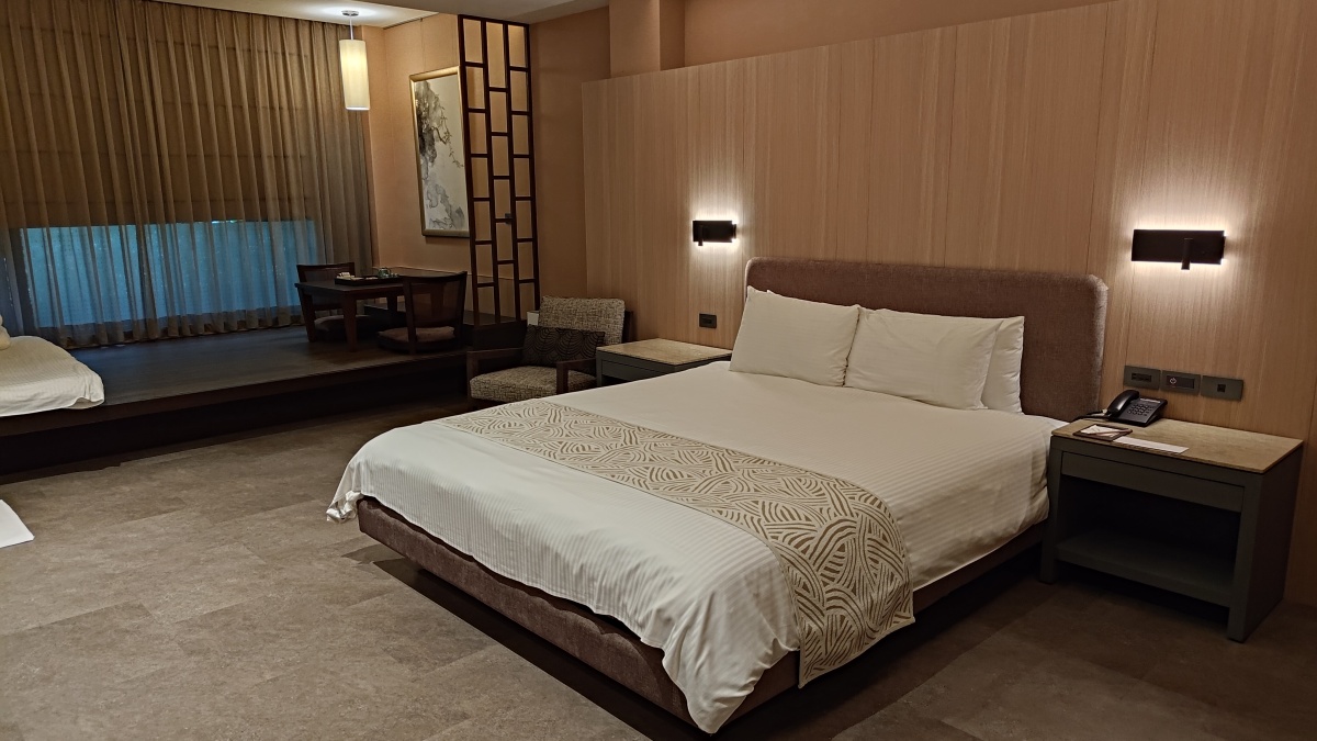 從台北到新竹，都只需要一小時的車程，就能抵達大板根森林溫泉酒店，置身於亞熱帶雨林、享受清新的森林芬多精與溫潤的碳酸氫鈉「美人湯」。選擇入住園區的溫泉別墅，體驗假期裡的低調奢華，更能徹底感受大自然給予身心靈深刻的撫慰。