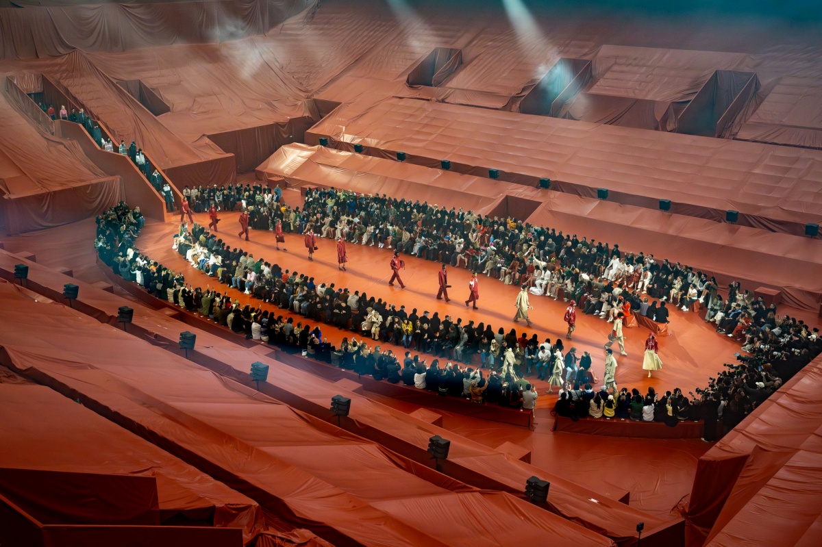 LACOSTE 2026秋冬巴黎時裝秀 將球場化作被暴雨中斷的經典比賽現場