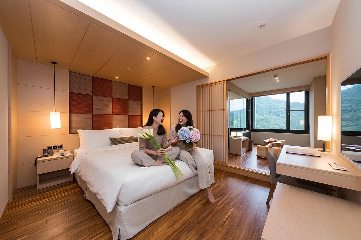 鄰近丹鳳山的北投亞太飯店，於 2026 年 3 月 20 日至 6 月 30 日推出期間限定「2026 花漾溫泉住房專案」。入住不僅能享受頂級白磺泉與精緻美饌，每房更特別加贈熱門打卡聖地「農場入園憑證」2 張，讓旅客在洗滌身心疲憊後，輕鬆走入如畫般的純白海芋田與繽紛繡球花海。