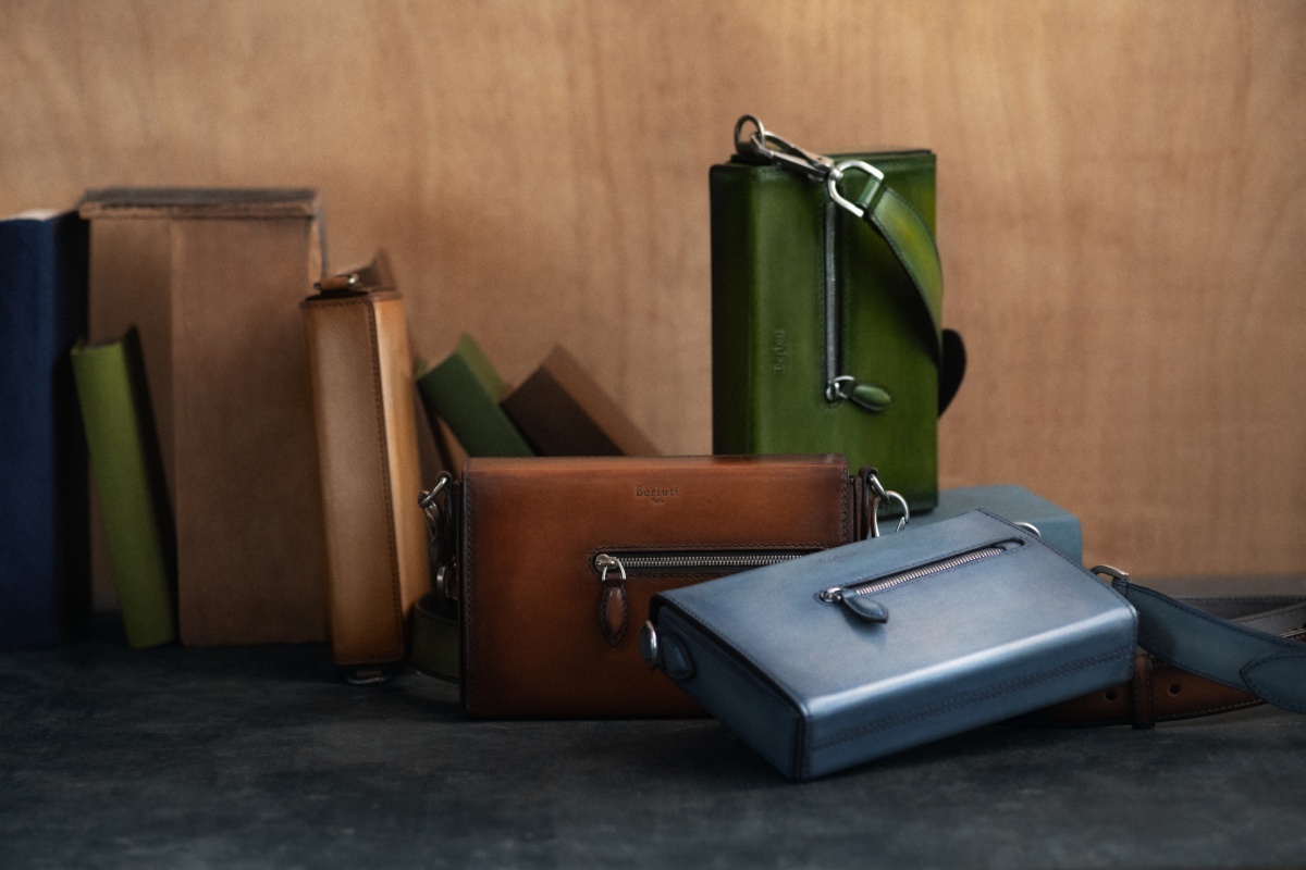 Un Jour de Poche 郵差包專為當代都會菁英悉心打造,將優雅與機能巧妙融合,助您從容應對日常,無論辦公或閒暇之餘,皆能步調俐落、優雅自如。