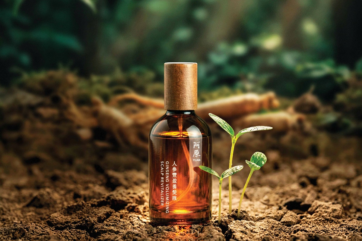 青草植物應用品牌「阿原YUAN」(以下簡稱阿原),長年深耕青草植萃與頭皮養護研究,從土地出發,走過二十年的累積與實踐,於品牌邁入第二十一年之際,推出全新【人參豐盈養髮液】。
