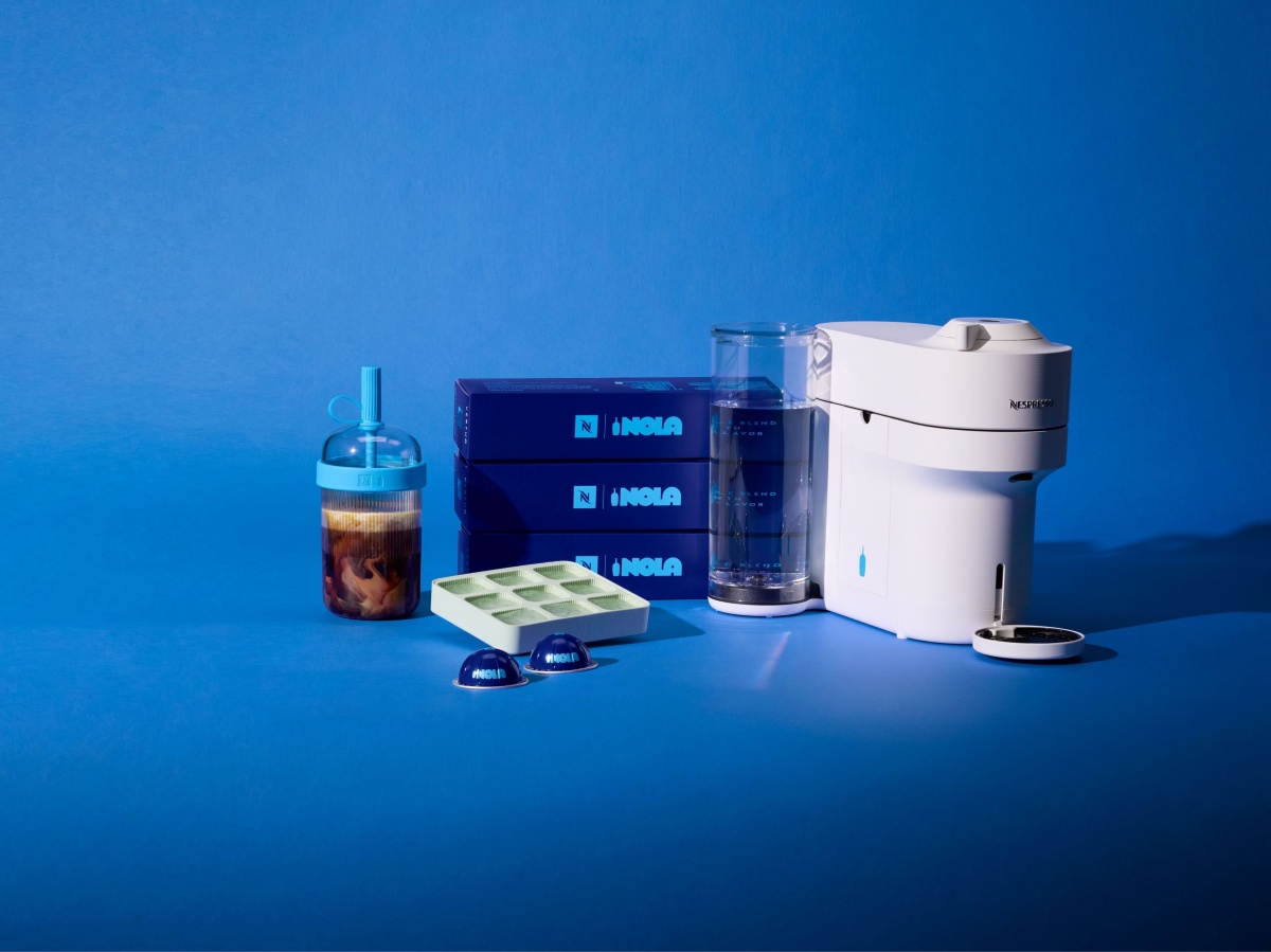 瑞士頂級咖啡品牌Nespresso宣布在全球引發代購熱潮的Nespresso與Blue Bottle Coffee藍瓶咖啡合作限量系列產品強勢登台,推出限量版「Vertuo Pop+ 藍瓶限量款咖啡機」、人氣經典「藍瓶-NOLA風味咖啡膠囊」,以及由義大利設計師操刀的「Travel 風格隨行杯 – 藍瓶限量款」。