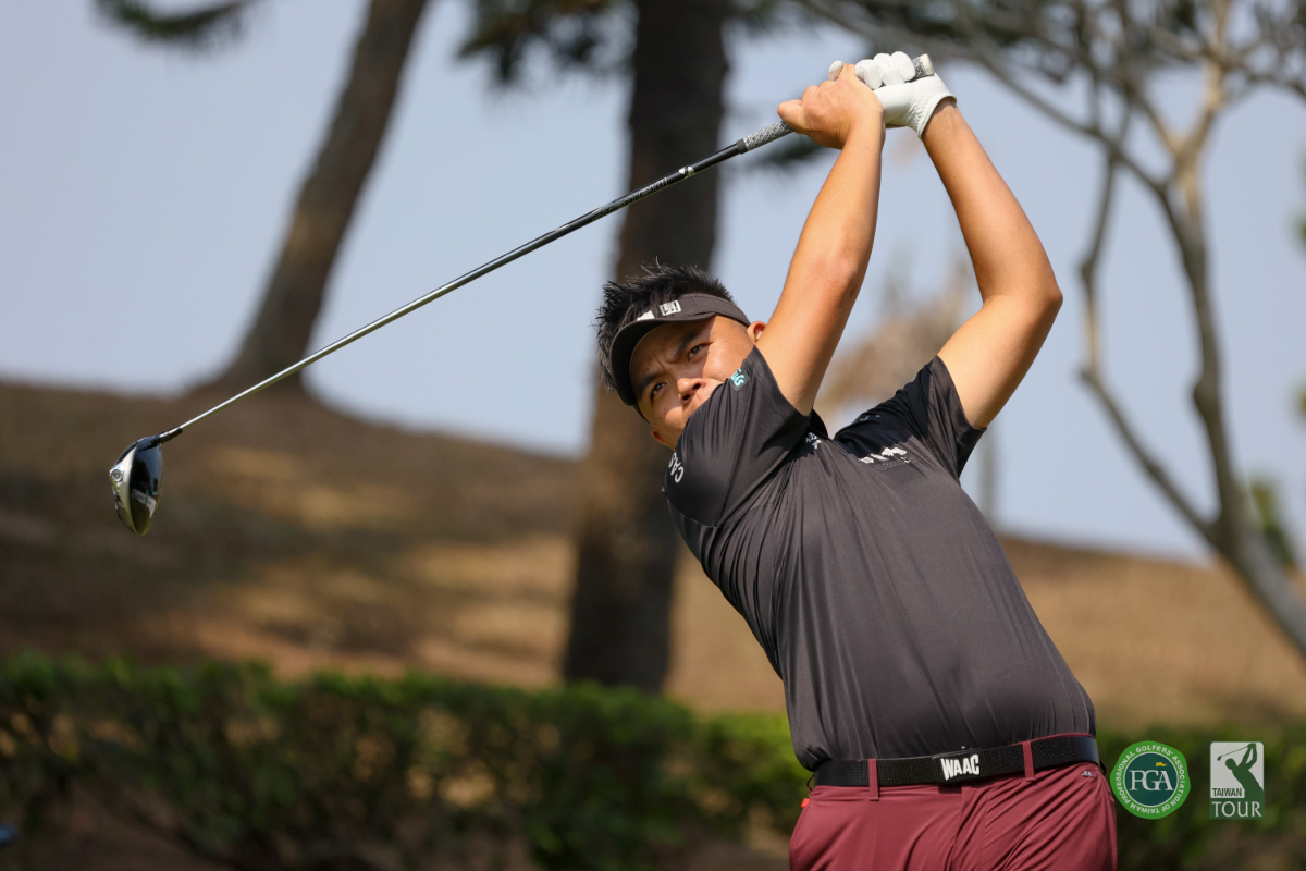 2026 TPGA台巡賽季今天(25日)正式點燃戰火,由肇喜登峰巡迴賽 - 長華公開賽在高雄信誼球場揭開序幕,洪健堯抓下六隻小鳥,零柏忌,打出低於標準桿六桿的66桿,暫時領先群雄;謝霆葳68桿,暫居第二位。