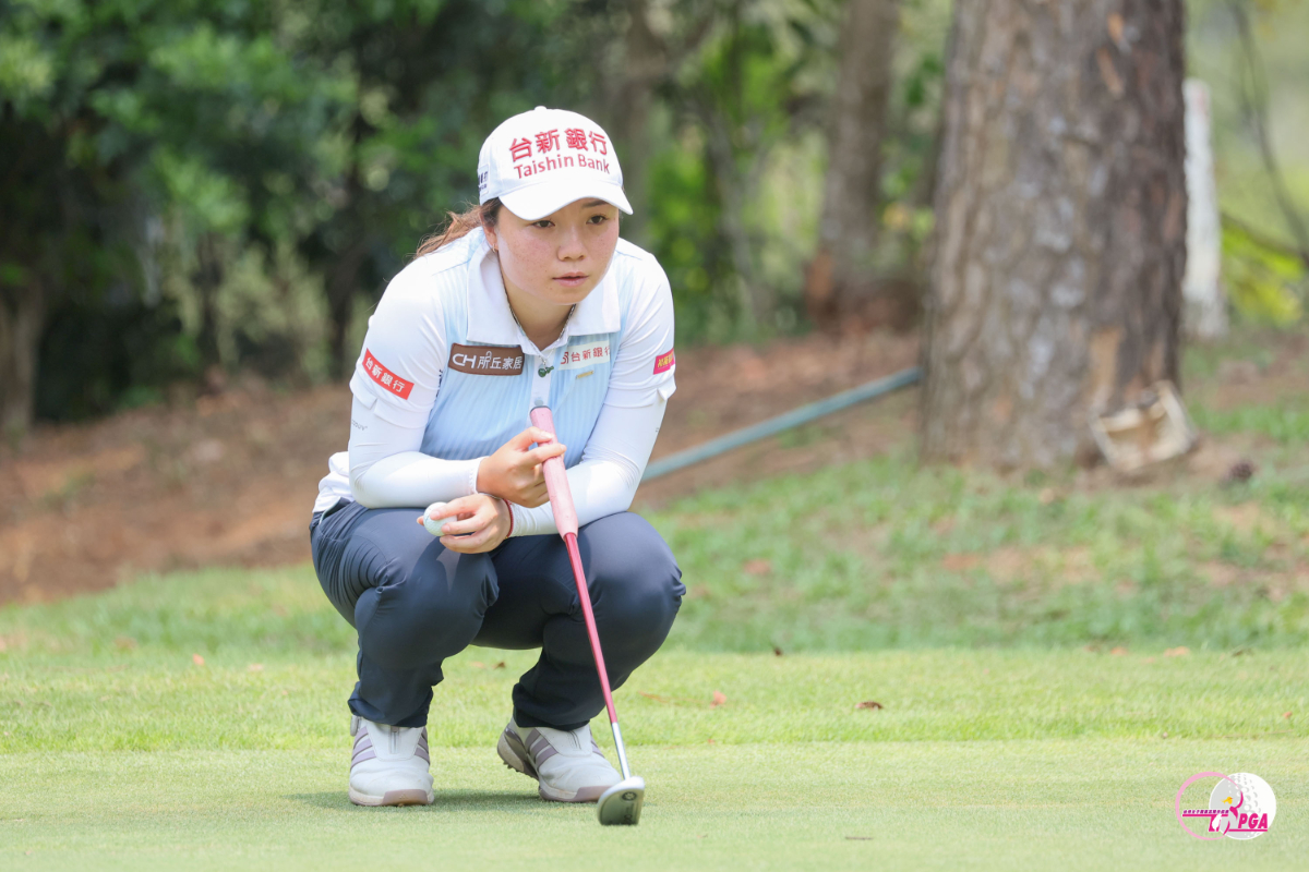 女子台巡賽今年首場未來賽「2026 松柏嶺未來賽」今天於松柏嶺高爾夫俱樂部進行首回合賽事,47位職業選手與6位年滿13歲業餘小將齊聚松柏嶺台地力抗熱浪,全力發揮最佳實力。台灣女將陳之敏憑藉穩定的擊球表現,本日繳出68桿,與首度參與台巡賽事的日本選手園田結莉亞(YURIA SONODA)並列領先。巡迴賽新人黃亭瑄同樣繳出絕佳成績,她與周咨佑各以低於標準桿三桿的69桿,目前暫以並列第三名、一桿差距前進第二輪。