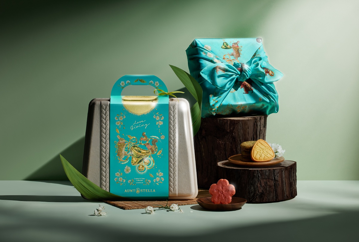 隨著盛夏腳步漸近,端午節的氣息也悄然展開。來自東京的手工餅乾品牌 Aunt Stella 詩特莉,今年以「節氣流轉 × 光影詩意」為靈感,推出兩款端午限定禮盒—「夏序鈴語」環保公益禮盒與「粽映瑞陽」日式風呂敷禮盒,將節慶文化轉化為溫柔細膩的視覺語言,打造兼具美感與心意的節慶贈禮。