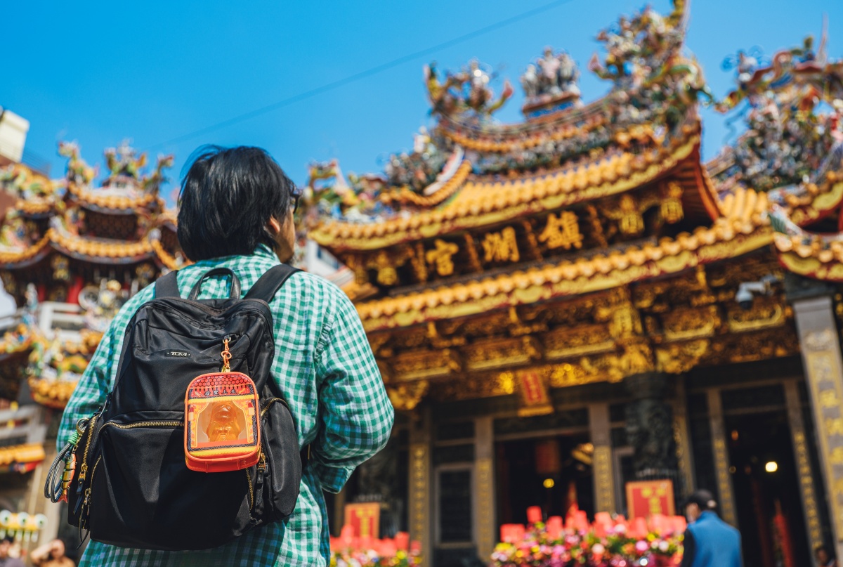 信仰，也可以很有風格。琉璃藝術品牌tittot琉園攜手大甲鎮瀾宮，再次推出全新聯名商品《人間走走》，以Q版小媽祖琉璃公仔搭配神轎造型娃包，將傳統信仰轉化為當代潮流配件，打造「可以帶著走的保庇」。