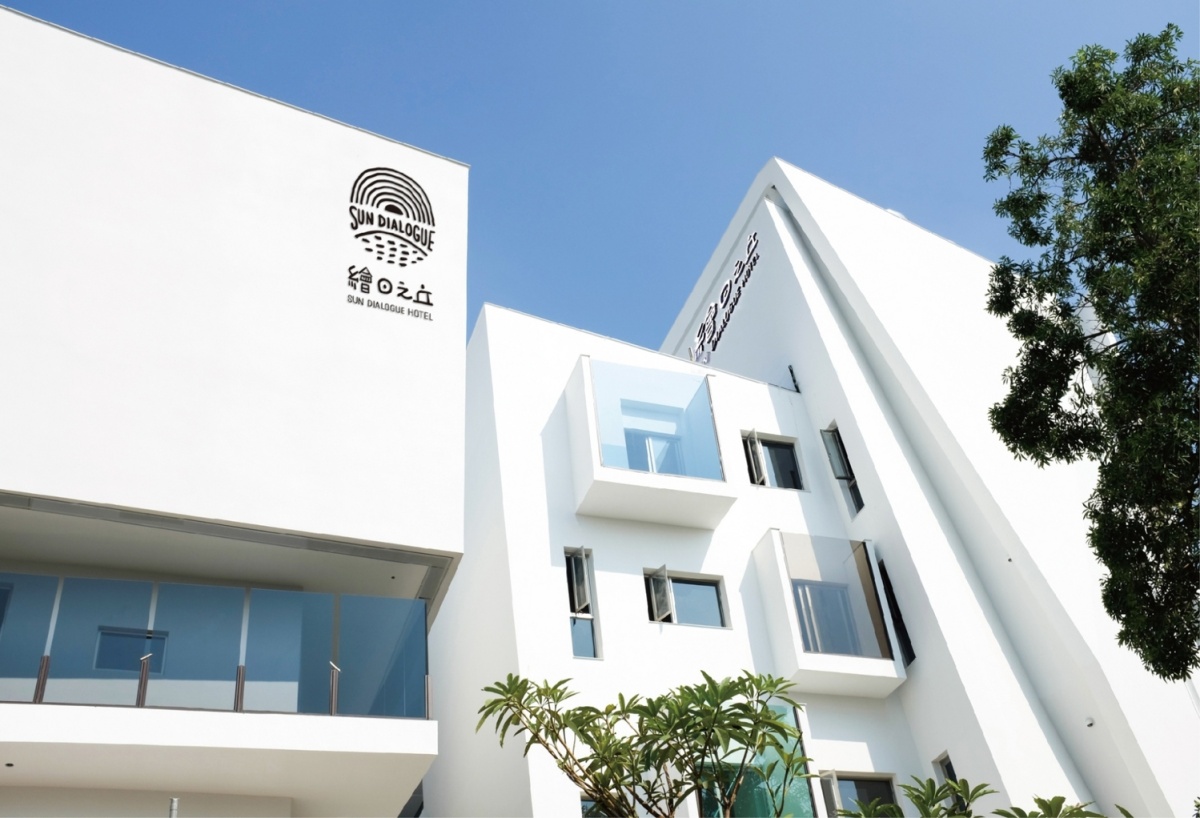 為響應嘉義市政府推動自由行旅客住宿補助政策，帶動在地觀光與經濟動能，天成文旅-繪日之丘推出「慢遊繪日・嘉義自由行補助住房專案」，自即日起開放預訂，入住期間自2026年4月13日至6月30日或政府補助經費用罄為止。