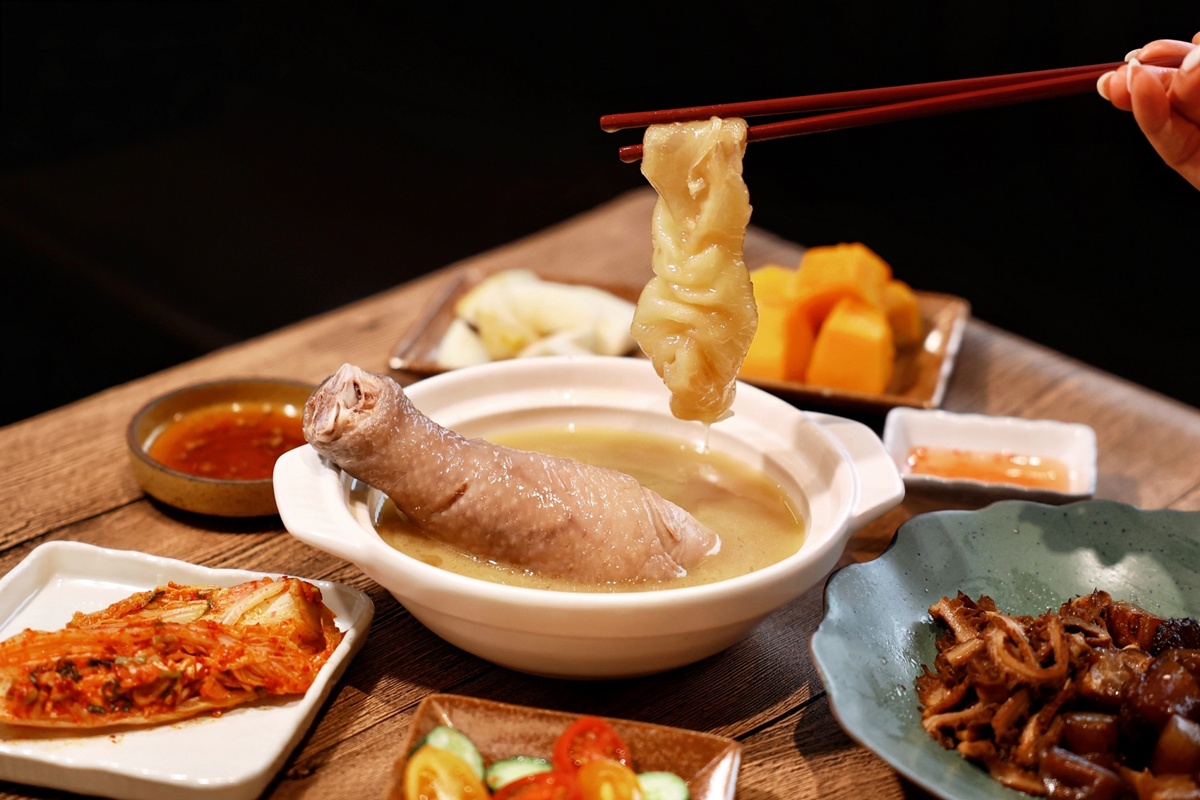 在高爾夫這場挑戰體能與心理強度的紳士運動中，完美的收桿不僅依賴精準的揮桿，更在於賽後的體力修復。出身香港的名廚林明健（Chef Kin）於春大直正式推出「好好養湯」，將米其林級的風味追求與家鄉煲湯記憶結合。無論是賽前為選手蓄積能量的應援，或是奪冠後卸下武裝的溫潤慶功，這五款無添加、純粹慢火細熬的老火湯，正如同一記精彩的「一桿進洞」，在繁忙的都會節奏中，為每一位在生活中衝刺的「選手」提供最深層的精準滋養。