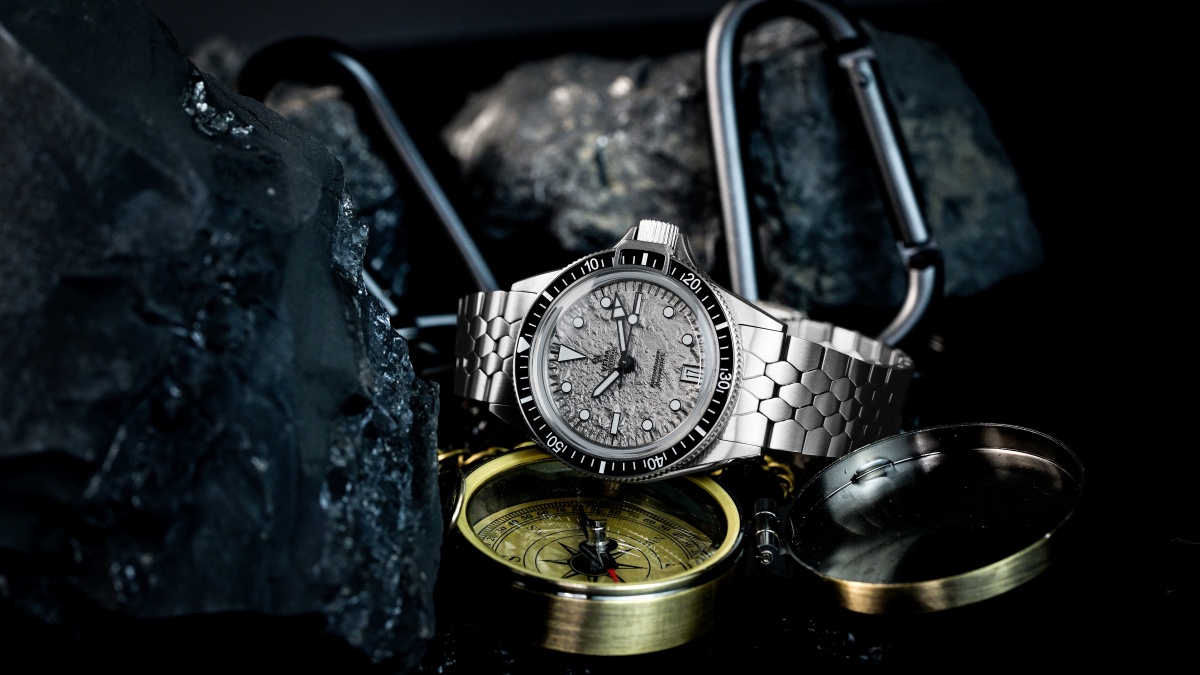 法國製錶品牌 YEMA 推出全新 Superman Titanium Limited Edition CMM.11。靈感源自月球對海洋潮汐的恆久影響，這款腕錶將天體意象與專業潛水錶設計相結合，以現代材質與精密機械展現品牌製錶工藝。