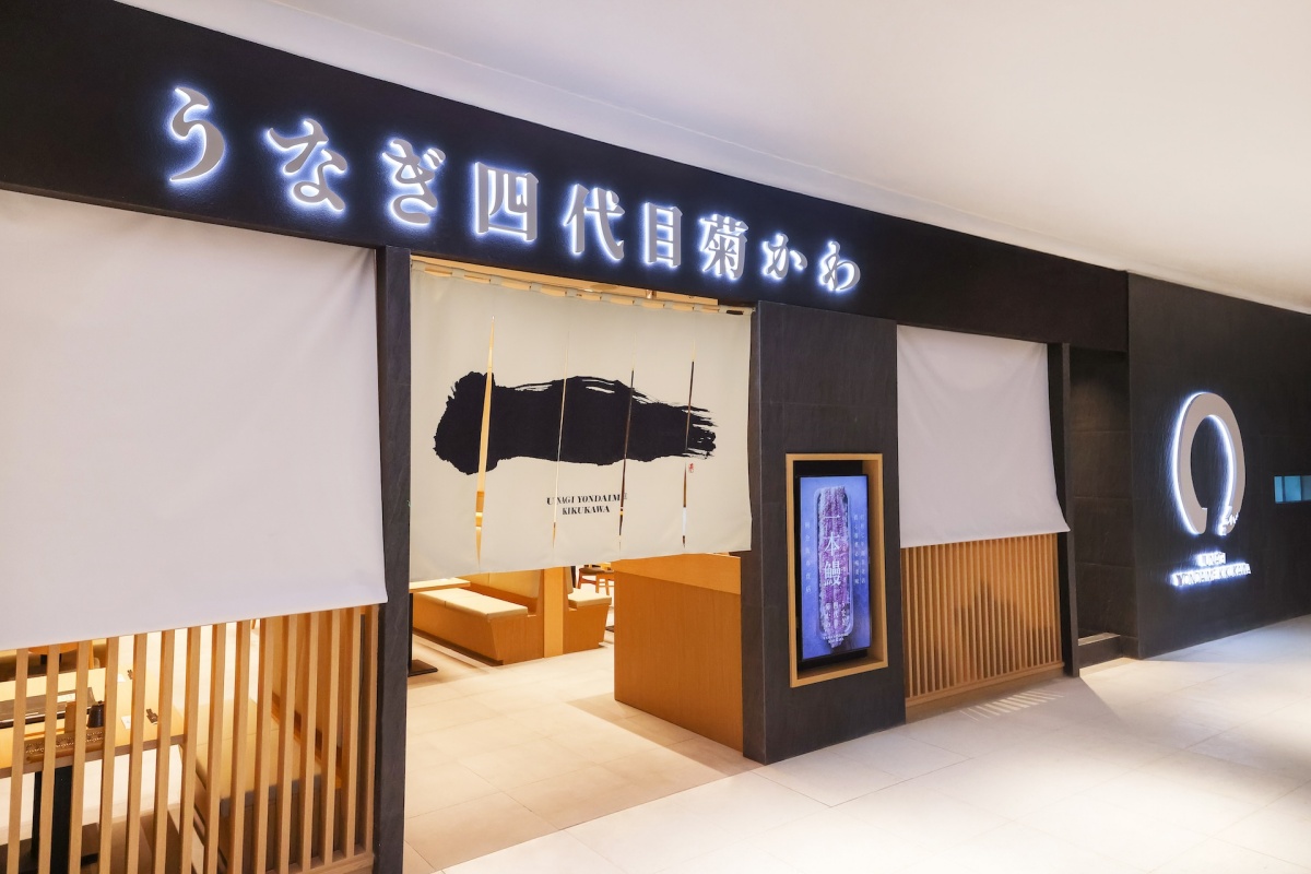 看準台中人愛吃鰻魚飯,對於道地日本風味的追求,「うなぎ四代目菊かわ」鎖定高端客群,於台中備受矚目的漢神洲際購物廣場開設全台首間百貨旗艦店,帶來涵蓋6人包廂等共50席的大空間用餐區域,象徵著從街邊職人店到精緻百貨商場的服務升級。