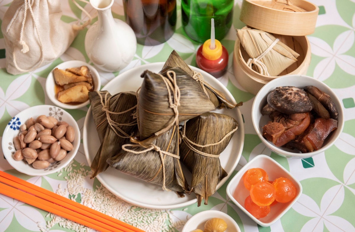 端午佳節將至,不論是送親友、拜訪客戶,還是自己在家應景享用,一份好吃又體面的粽子禮袋總是少不了。台南大飯店今年推出「浪湧府城.粽情奔騰」系列粽子禮袋,一次集結經典與創新口味,從傳統南部粽到特色風味通通有,5月31日前預訂還可享早鳥9折優惠。