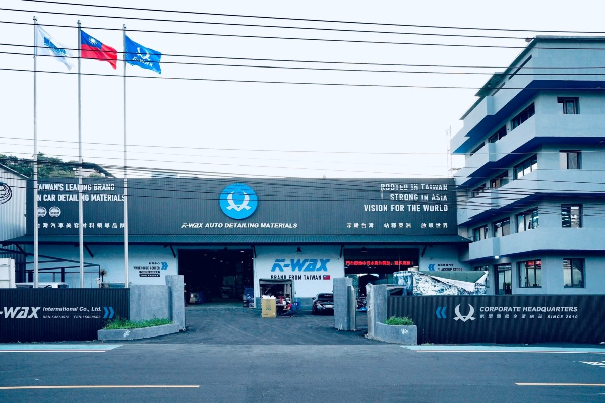 2026車圈年度風雲盛事即將到來！台灣汽車美容材料品牌龍頭【K-WAX】創辦人曾聖凱今日受訪時表示，將於下週4月21日（星期二）上午10:00至下午17:00，現身新北市泰山區【A8旋風洗車中心】，屆時將捲起袖子，現場親自為民眾洗車！