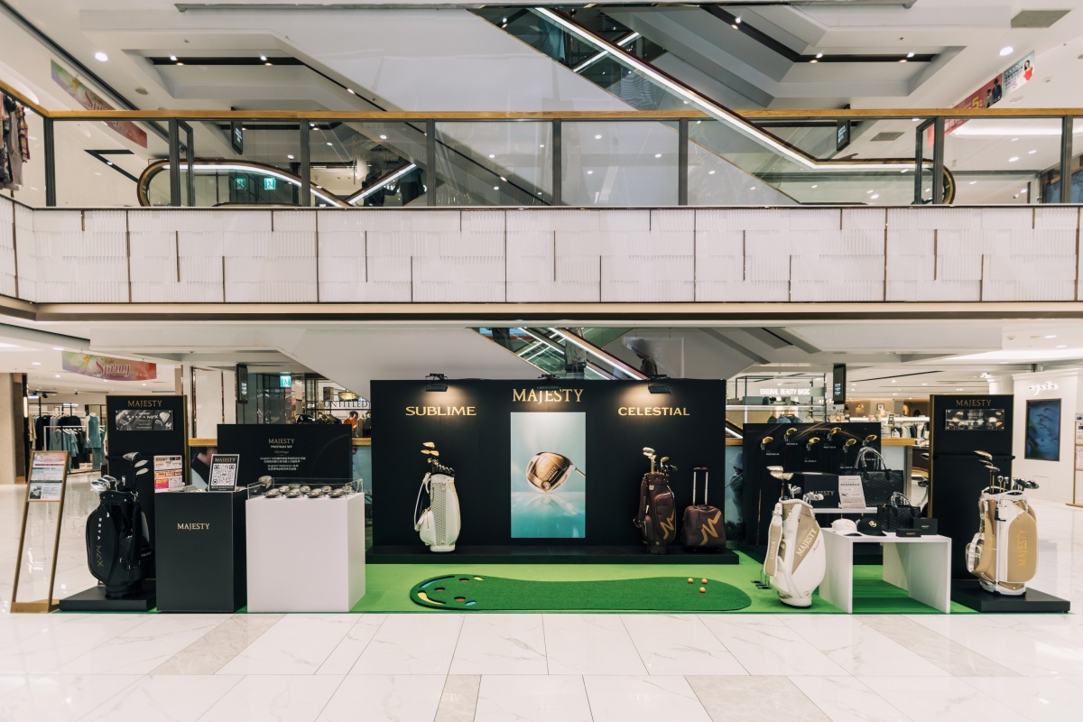 以頂級奢華感與日本精湛工藝表現為品牌核心精神的 MAJESTY 瑪嘉斯帝高爾夫，正式邁入 55 週年光輝里程碑。為慶祝此重要時刻，瑪嘉斯帝台灣高爾夫特選定全台百貨指標——忠孝 SOGO 3 樓中庭，於 4 月 20 日至 4 月 26 日展開為期七天的「55 週年全台首發快閃慶典」。