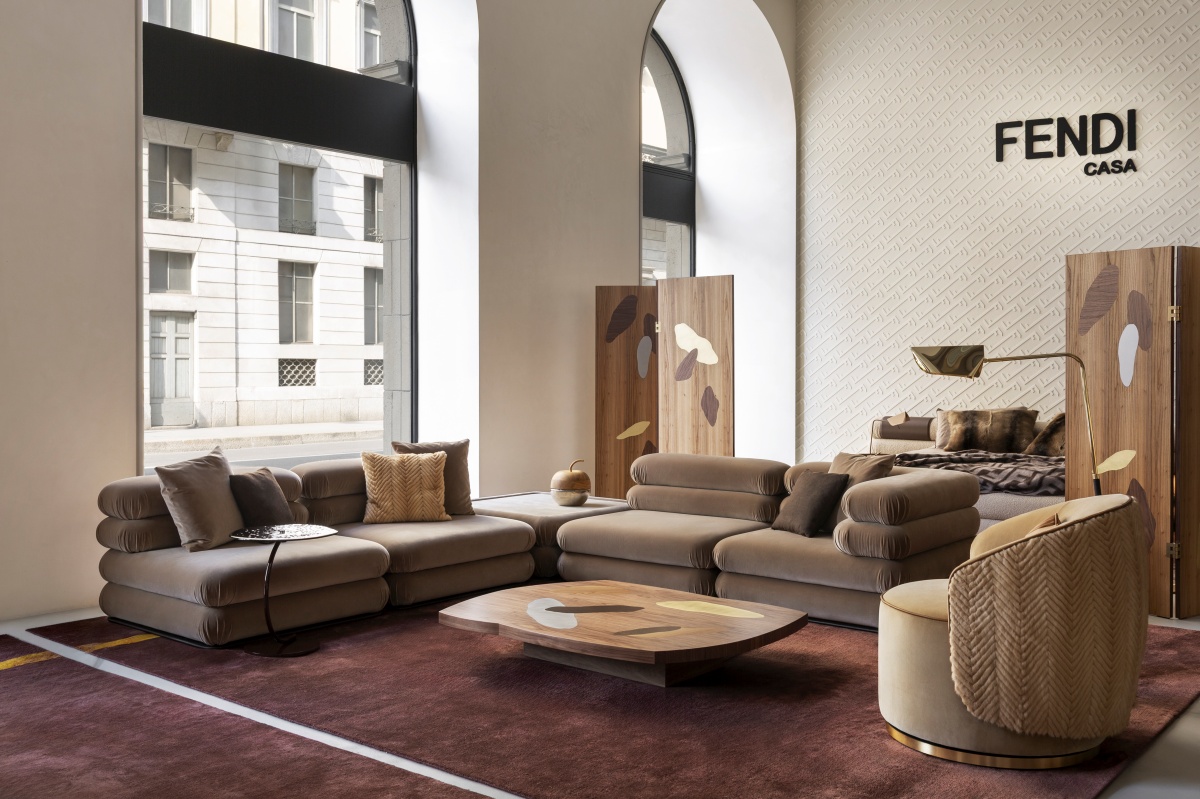 在 FENDI Casa 於 2026 年所推出的最新家具系列力作中，色彩成為當仁不讓的視覺主角。品牌在米蘭設計週如火如荼進行之際發表全新力作，亦重新詮釋經典之作，進一步延展既有系列版圖的深度。