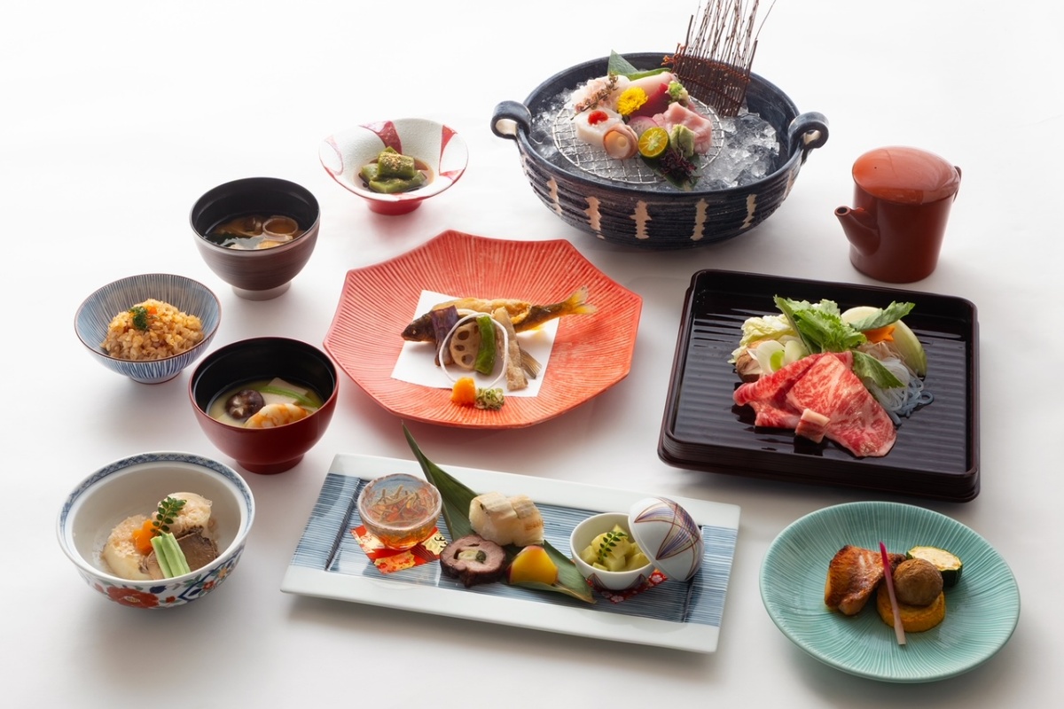 日本頂級A5近江牛壽喜燒隆重登台！台北老爺酒店攜手大阪日航酒店，推出「大阪．關西美食祭」，邀請日本料理名店「弁慶」料理長吉田全雄來台客座，將關西六府縣（大阪、京都、滋賀、奈良、和歌山、兵庫）的料理精華，以完整會席形式搬上台北餐桌。