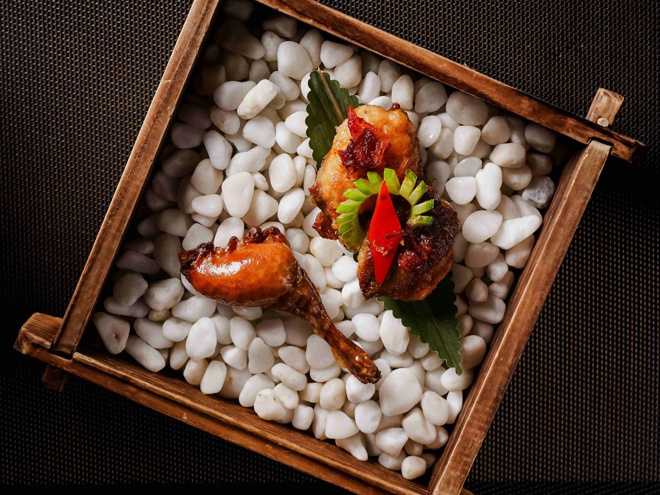 連續兩年奪得高雄米其林一星 雋Gen 中餐廳,一直以來以傳統粵菜套餐為骨幹,扎實深厚的滋味受到各方饕客們的喜愛。為了豐富『雋Gen』中餐廳的菜色內涵,2026年特別遠從北京富臨飯店,迎來受到京城眾多饕客追捧的米其林一星主廚李雲浩,擔任『雋Gen』中餐廳行政總廚。