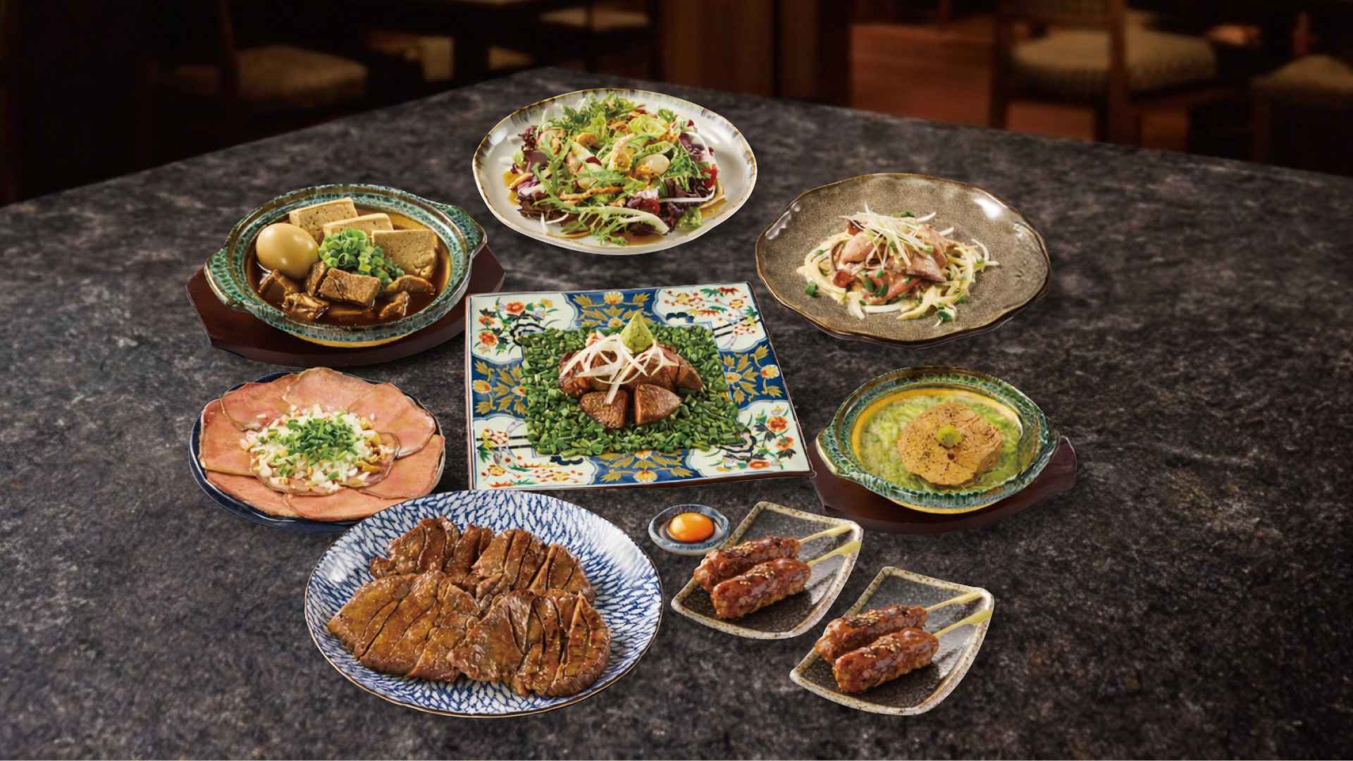 來自仙台、以牛舌炭火料理聞名的「東山牛舌」，即日起推出「母親節限定盛宴」與「NEW MENU 定食系列」雙主軸新品，從2人、4人的節慶套餐，到以味噌與赤身紅肉為主角的牛舌定食，讓想替媽媽安排一頓吃得精緻、又有記憶點的消費者，快速完成訂位與點餐，兩大系列皆為即日起正式供應。