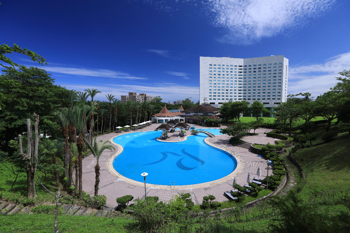 花蓮美侖大飯店坐擁依山傍海的絕佳位置，緊鄰花蓮高爾夫球場。本次推出的 Golf Retreat 專案，為球友打造一段舒適從容的揮桿之旅，在綠意與海景交織之間，盡情享受靜謐安穩的休憩時光，展開一場與大自然的深度對話。