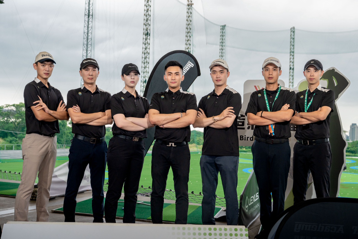 在高爾夫運動逐漸年輕化的時代背景下，31 Golf Academy 以系統化培訓為核心，結合企業資源整合與品牌行銷策略，並透過社群經營擴大影響力，走出有別於傳統教學場館的創新發展模式，致力於打造全方位的高爾夫養成學院。總教練游振廷以學院核心理念為發展主軸，深入剖析產業脈動與市場思維，勾勒出新世代高爾夫運動的嶄新樣貌。