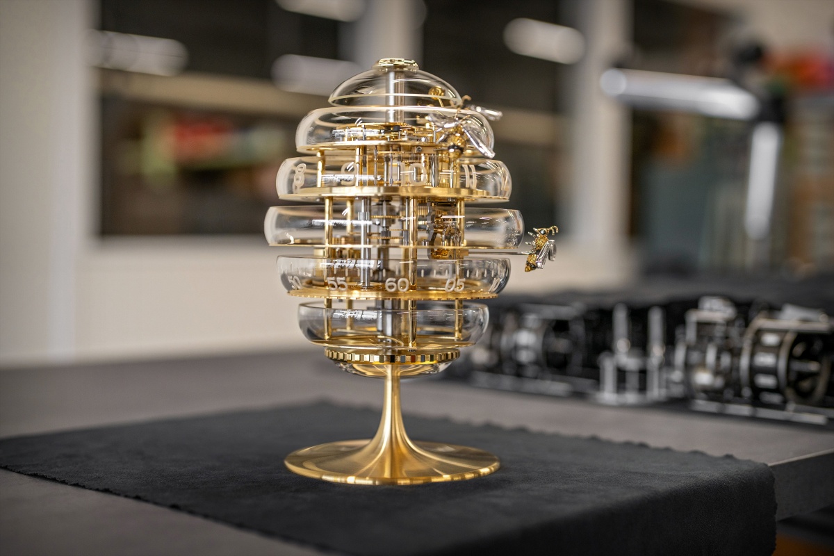 為慶祝蕭邦 Fleurier錶廠成立30週年，品牌隆重發表全新 L’Horloge de Table Ruche 蜂巢座鐘，以裝飾藝術與高級製錶工藝交織出一件珍罕非凡的藝術傑作。