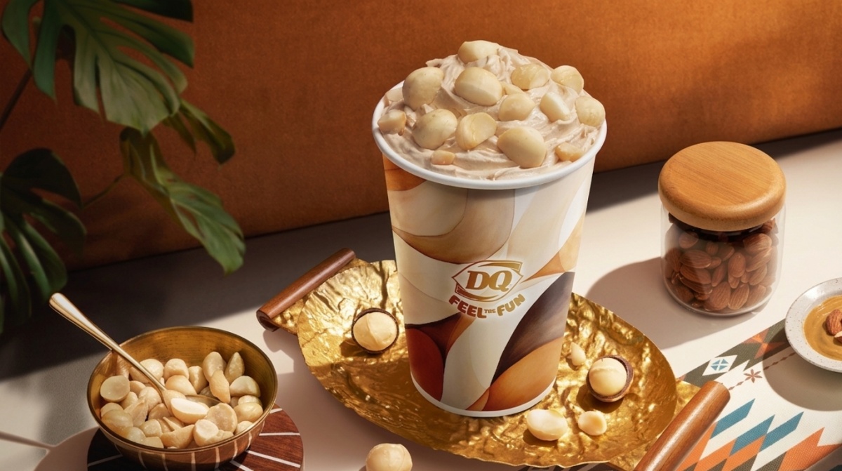 春夏堅果風潮再升級！知名美國冰淇淋品牌 Dairy Queen（DQ）宣布推出全新力作「南非夏威夷豆杏仁果暴風雪」，即日起開賣，為消費者帶來與眾不同的堅果系甜品體驗。兩種堅果的自然香氣在口中達到完美平衡，讓人忍不住一口接一口，為夏日注入剛剛好的幸福感。