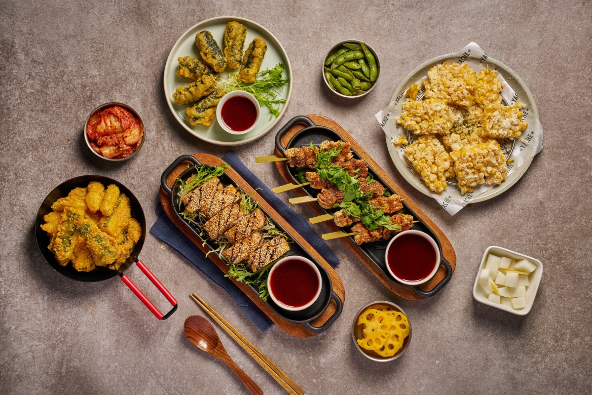 養心餐飲集團旗下韓式蔬食品牌 YACHE， 5 月推出全新菜品，主打高蛋白餐、野菜料理、蔬菜多、減少澱粉攝取 等現代飲食訴求，要讓喜歡韓食的年輕族群，在享受香辣濃郁韓味的同時，也能吃得更均衡、更有飽足感。