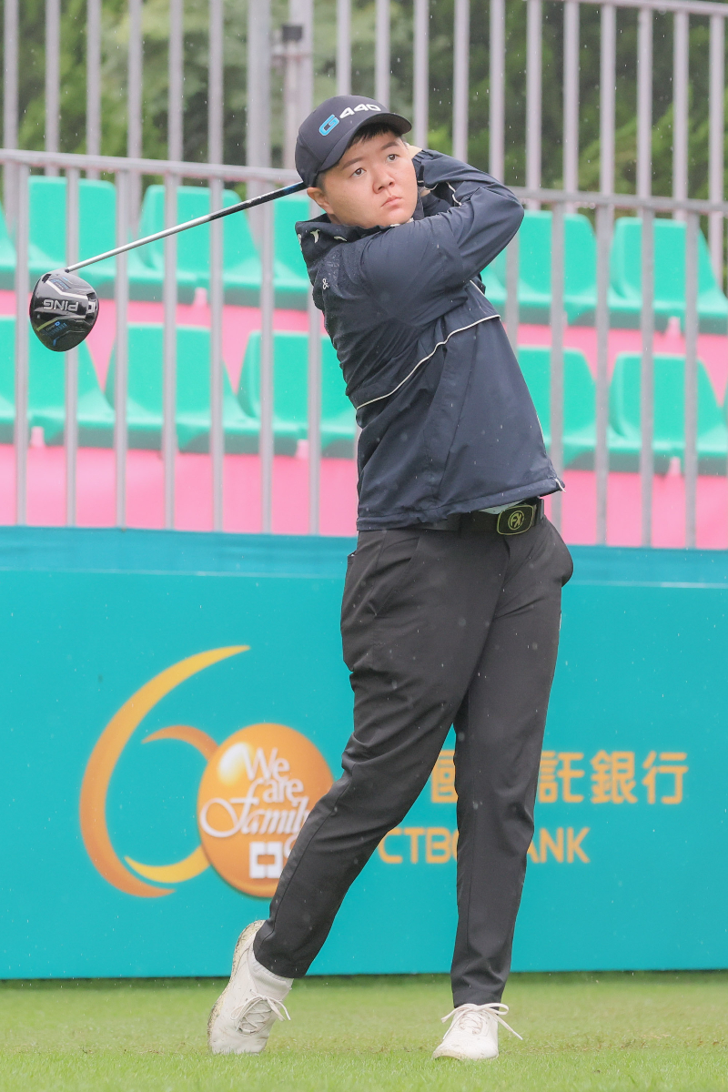 2026 中國信託女子公開賽 – JLPGA巡迴特別錦標賽」首輪於5/14在東方高爾夫俱樂部開打，在滂沱雨勢影響下，原訂出發時間延宕兩小時至上午9：40，「宜蘭球后」石澄璇在前九洞靠著Bogey-free的極佳手感脫穎而出，繳出69桿（-3），與大陸選手石昱莉、日次巡選手平岡瑠依（Rui HIRAOKA）及泰國選手歐妮查（Ornnicha KONSUNTHEA）暫時共佔領先位置。