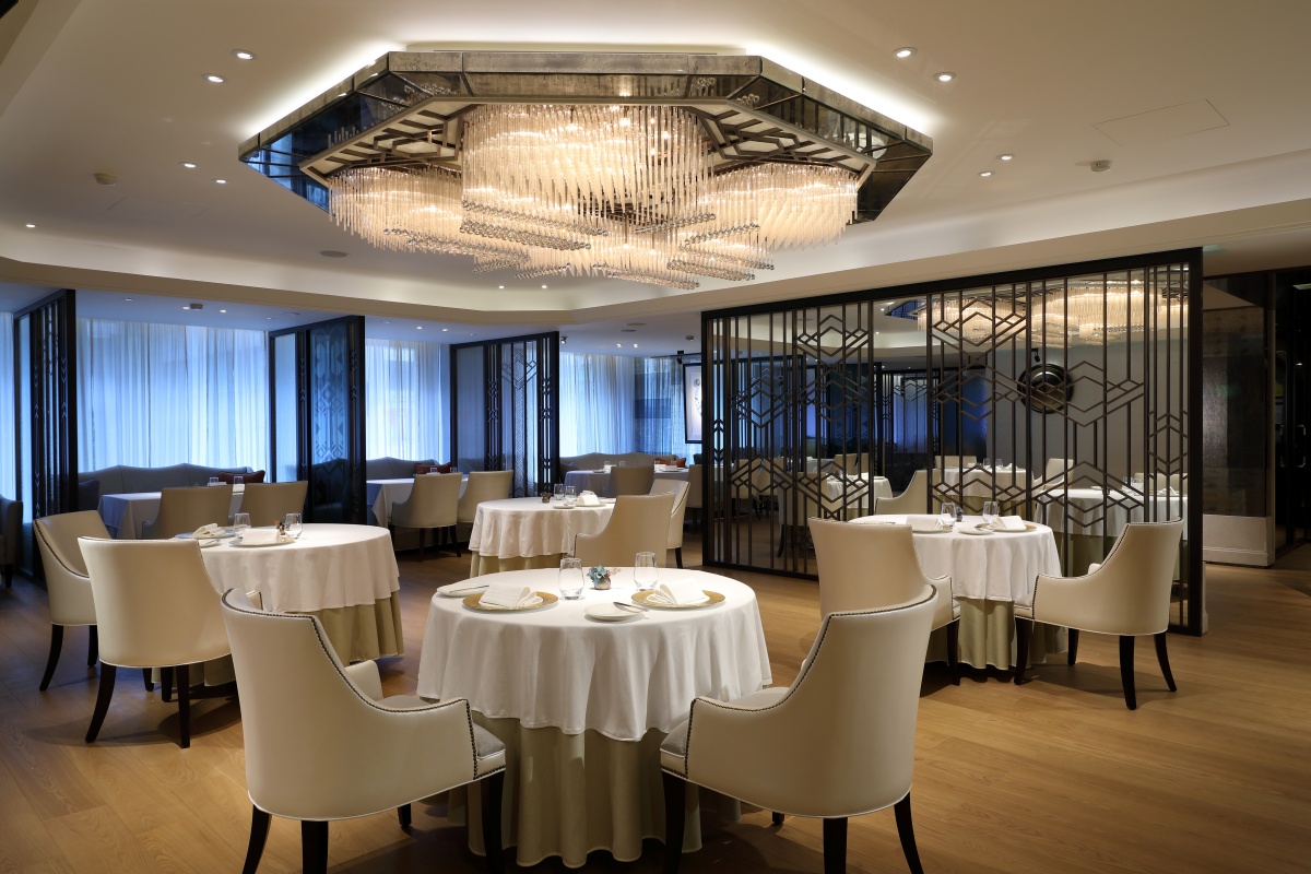 台北亞都麗緻大飯店「巴黎廳1930X高山英紀Paris 1930 de Hideki Takayama」,推出全新夏季菜單「仲夏時光.流金印象」。廚藝總監高山英紀將耀眼的陽光,轉化為盤中的流金色彩。以最鮮美的時令食材,創造出只有此刻才能品嚐到的限定味覺記憶。