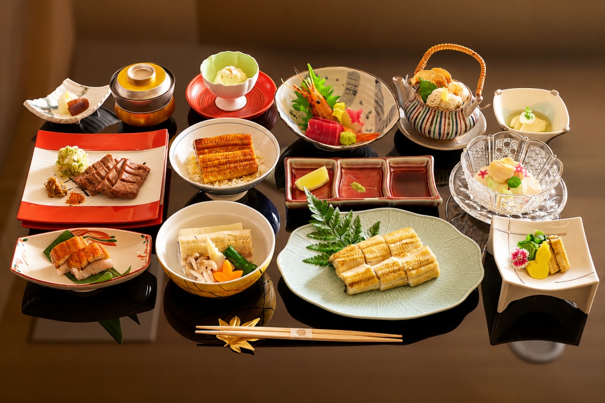 JR東日本大飯店台北B1 HAYASE日本料理7月1日起推出夏季限定「鰻魚盡享會席」，日籍料理長郡司行雄以鰻魚為主題，透過燒、蒸、壽司、炊飯等多元技法，打造11道精緻會席料理，帶領饕客感受日本夏季最具代表性的旬味饗宴。