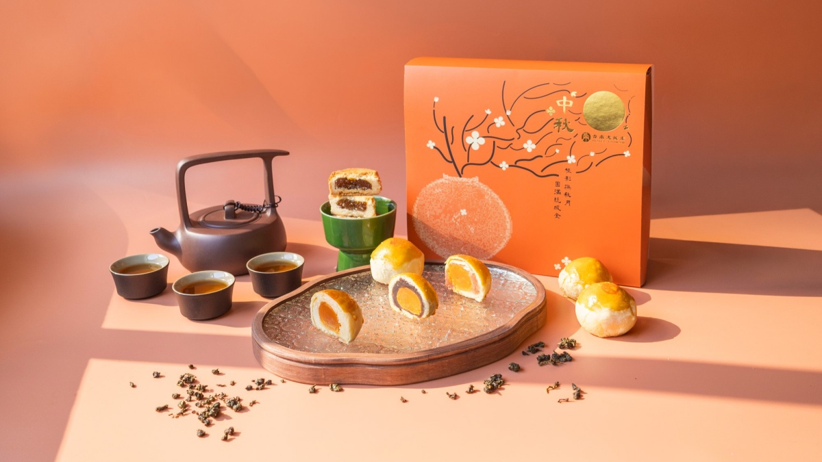 接2026年中秋佳節，傳承超過一甲子好手藝的台南大飯店，今年以「桂影撫秋月，圓滿繞成金」為主題推出2026中秋系列禮盒，從經典蛋黃酥、飯店招牌蘿蔔糕到輕巧的烘焙午茶，滿足企業送禮與家庭團圓的多樣化需求。
