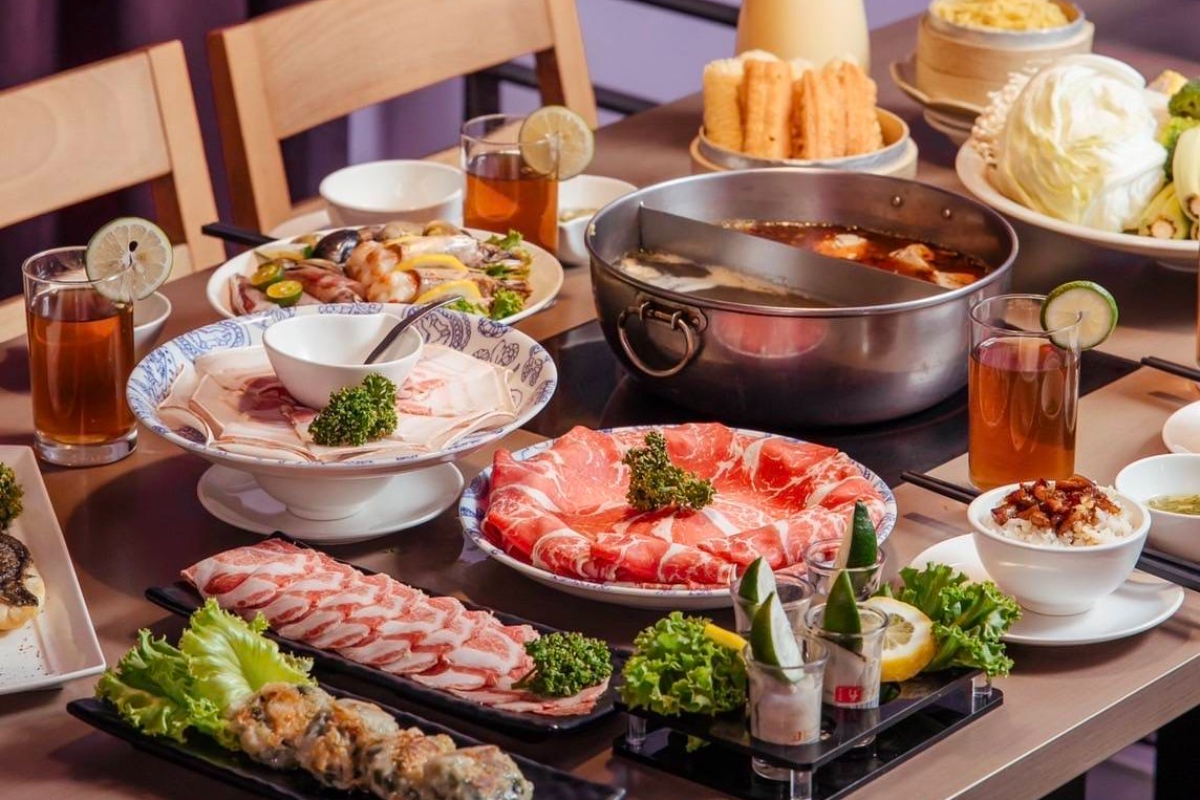 成立至今12年的麻妃火鍋專賣店，由主理人楊智凱（Ken）秉持「開一家可以安心喝得湯的火鍋店」的初衷，致力於讓每位前來的貴賓，都能品嚐自然、新鮮且原汁原味的鍋物料理。