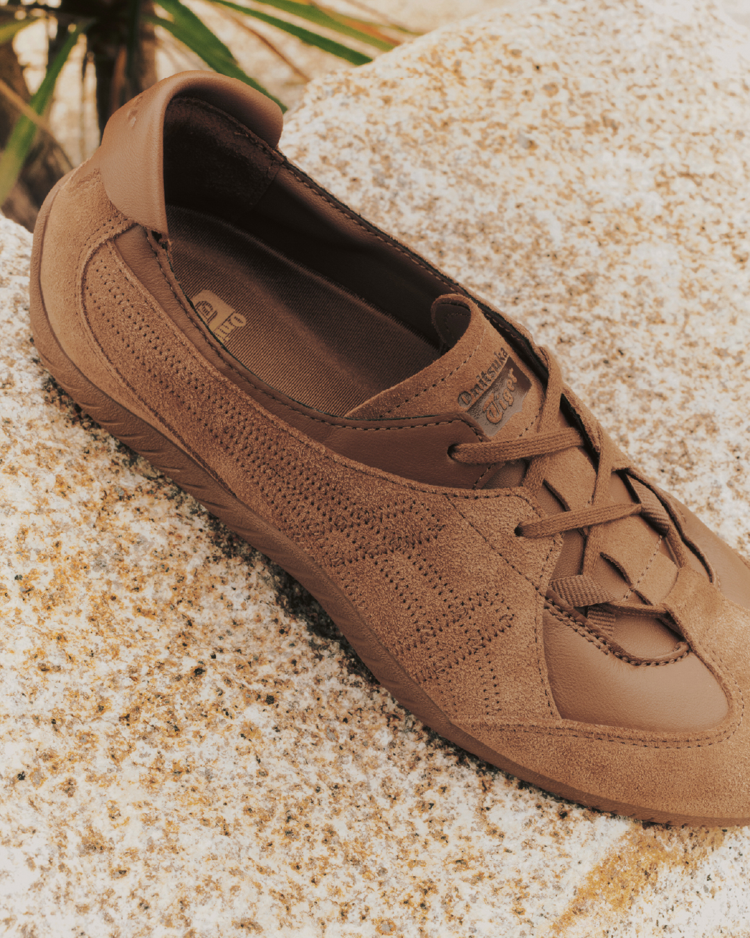 Onitsuka Tiger鬼塚虎推出全新「TRAIRINA™」，以輕盈俐落的鞋身輪廓，融合羊皮與麂皮的細膩材質對比，搭配芭蕾舞鞋靈感的低筒鞋口與纖細鞋底，呈現兼具優雅氣質與現代時尚感的全新鞋款。