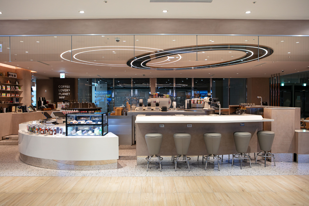 UCC 精品咖啡旗艦品牌 COFFEE LOVER’s PLANET正式進駐遠東Garden City，以世界級冠軍咖啡師的技術與感官經驗，串聯產地、烘焙、調配與萃取，探索咖啡風味的更多可能。