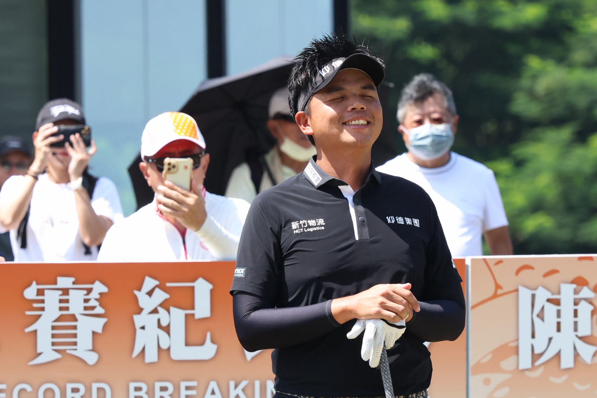 台灣選手洪健堯發揮穩定，打出低於標準桿兩桿的70 桿，以三回合總桿低於標準桿七桿的209桿，以一桿領先， 自昨天的第二位上升暫獨居首位。