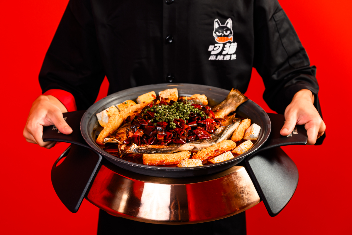 全新餐飲潮食品牌「叼貓 麻辣烤魚」正式插旗台北信義區，延續ATT對潮流、創新與獨特體驗的想像，將成都風味的川渝香料揉進台灣在地水產鱸魚，以七種風味各異的麻辣烤魚，讓一尾魚成為餐桌上的主角。