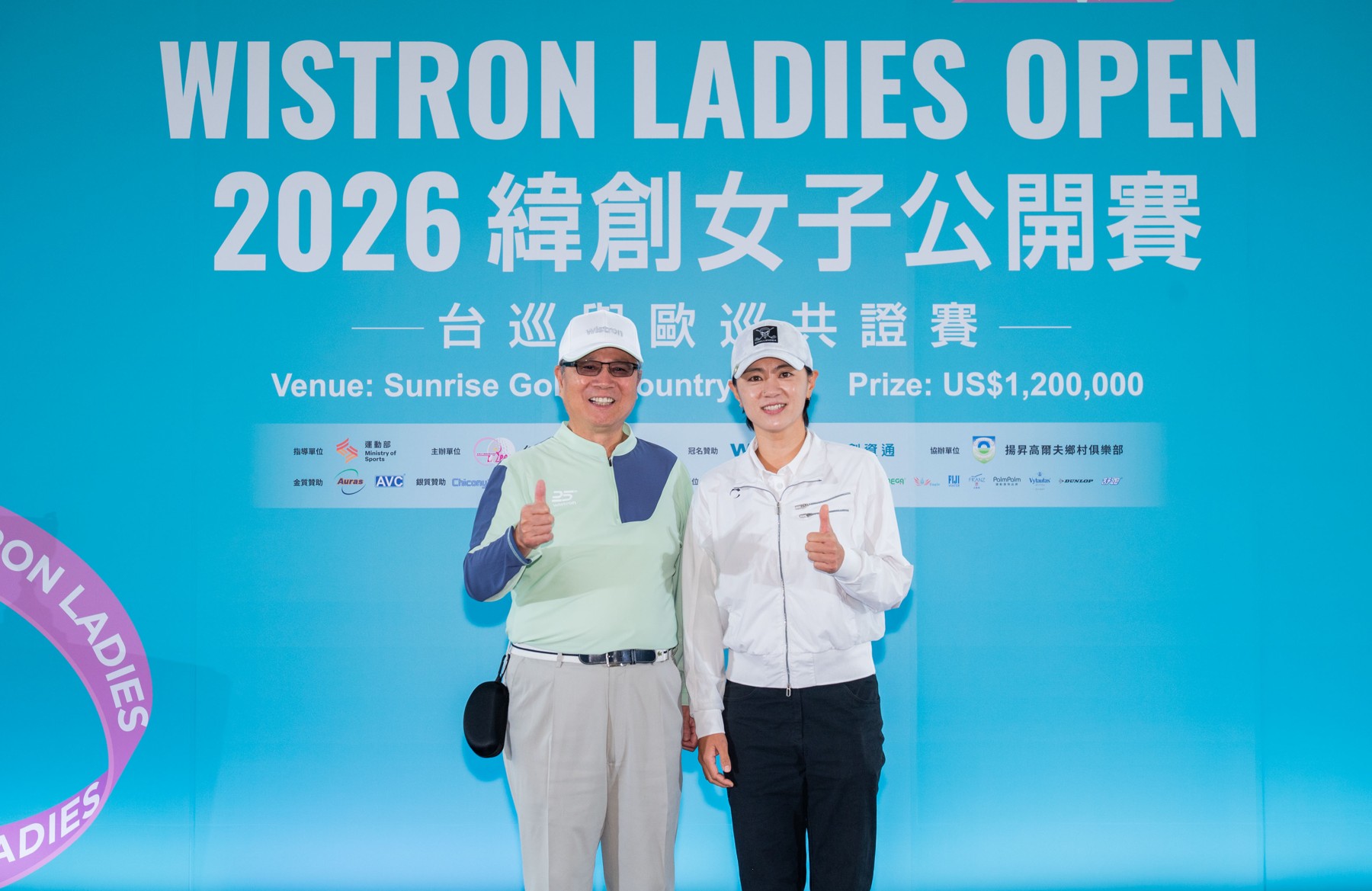 緯創資通董事長林憲銘與韓國名將崔羅蓮合影,為參賽選手加油。